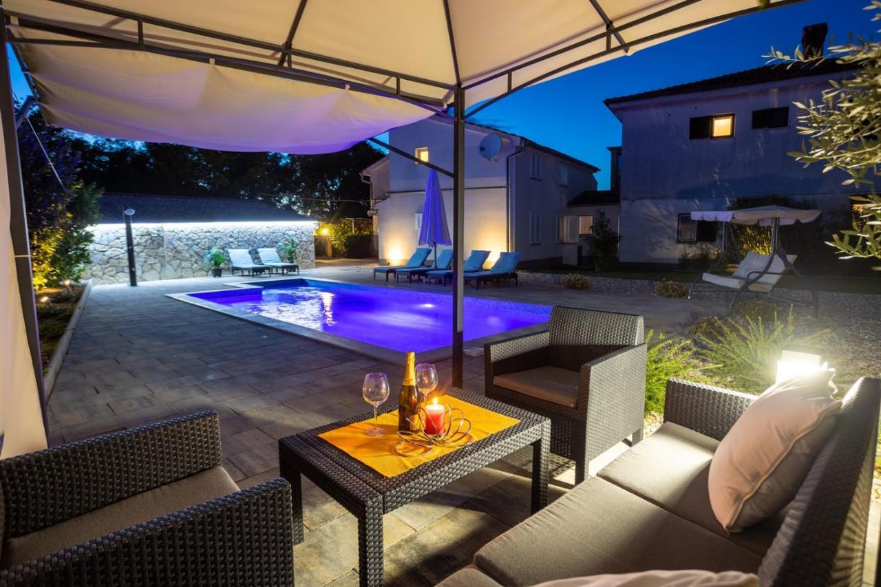 Apartman Luni Sa Bazenom - Malinska, Sveti Anton Sveti Anton  Extérieur photo