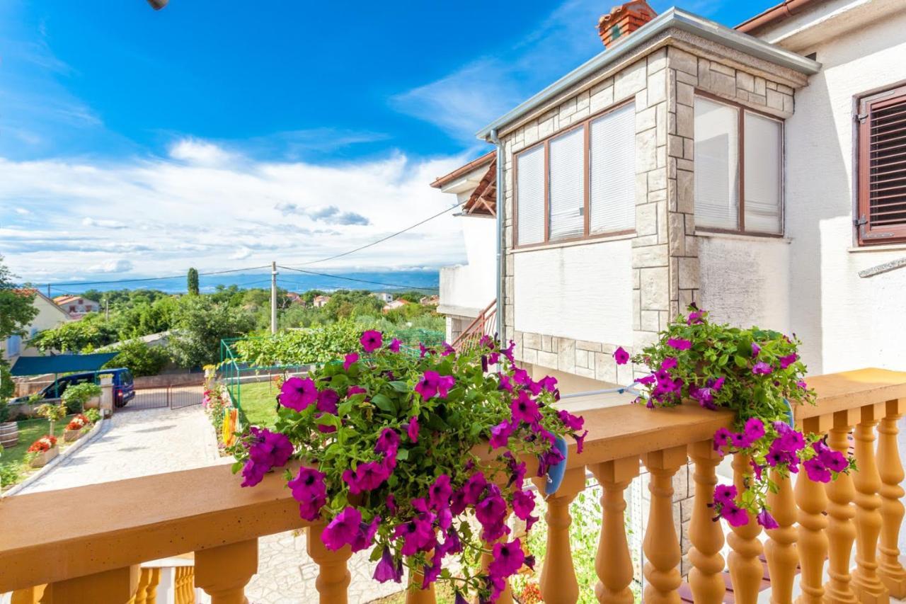 Apartman Luni Sa Bazenom - Malinska, Sveti Anton Sveti Anton  Extérieur photo