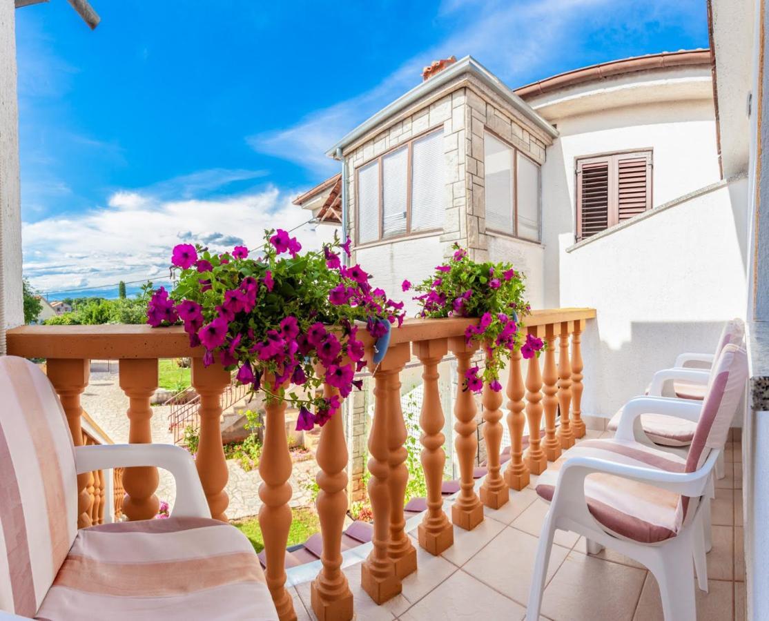 Apartman Luni Sa Bazenom - Malinska, Sveti Anton Sveti Anton  Extérieur photo
